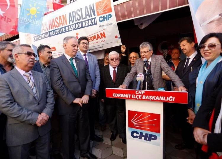 EDREMİT CHP BELEDİYE BAŞKAN ADAYI SELMAN HASAN ARSLAN'IN KESİN İHRAÇ TALEBİ İLE DİSİPLİN KURULUNA SEVK EDİLMESİ İDDİALARI EDREMİT'TE ŞOK ETKİSİ YAPTI. CHP'Lİ ADAY VE CHP İLÇE TEŞKİLATI İSE SESSİZLİĞE BÜRÜNDÜ. CHP'DEKİ DİSİPLİN KARGAŞASI KAFALARI KARIŞTIRDI. (EMRAH ELMAS/BALIKESİR-İHA)