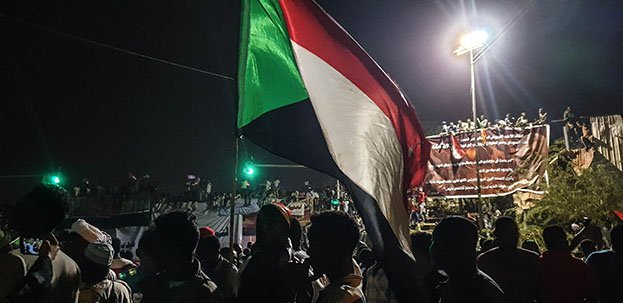 Sudan Savunma Bakanı Avad bin Avf'ın Askeri Geçiş Konseyi Başkanlığı'ndan ayrıldığını açıklamasının ardından başkent Hartum'daki Ordu Komutanlığı binası önünde toplanan binlerce Sudanlı sevinç gösterisinde bulundu. ( Stringer - Anadolu Ajansı )