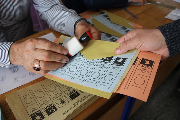 Tokat'ın Turhal ilçesinde, 31 Mart Mahalli İdareler Genel Seçimleri için kurulan sandıklarda oy kullanma işlemleri başladı. ( Hüseyin Daylak - Anadolu Ajansı )