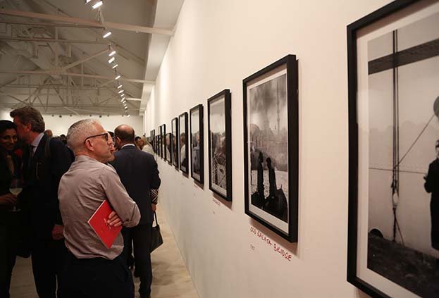 Cumhurbaşkanlığı tarafından düzenlenen Ara Güler sergisi Londra'da, İstanbul fotoğrafları ile İngiltere tarihine ve sanatına damga vurmuş Winston Churchill, Alfred Hitchcock ve Bertrand Russell gibi isimlerin portrelerinden oluşan bir seçkiyle açıldı. Sergi Londra’nın ünlü sanat galerisi Saatchi Galeri’de İngiltere’nin Avrupa Bakanı Alan Duncan ve Türkiye’nin Londra Büyükelçisi Ümit Yalçın tarafından açıldı. Açılışına çok sayıda Türk ve İngiliz davetlinin katıldığı sergide, 39 İstanbul fotoğrafı ile 14 porte yer aldı. ( Tayfun Salcı - Anadolu Ajansı )