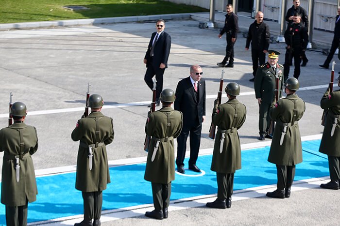 Cumhurbaşkanı Erdoğan Atatürk Havalimanı'ndan askeri törenle uğurlandı