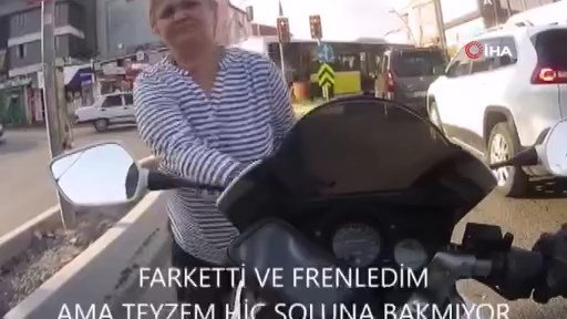 Dikkatsiz kadın karşı geçerken sağa sola bakmadan yola atladı. Solundan gelen motosikletin altında kalmaktan kıl payı kurtuldu.