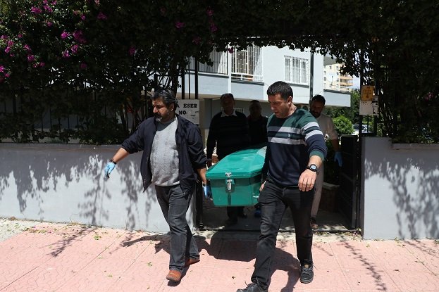 Eda öğretmen evinde öldürüldü, cesedi 6 yaşındaki kızı buldu