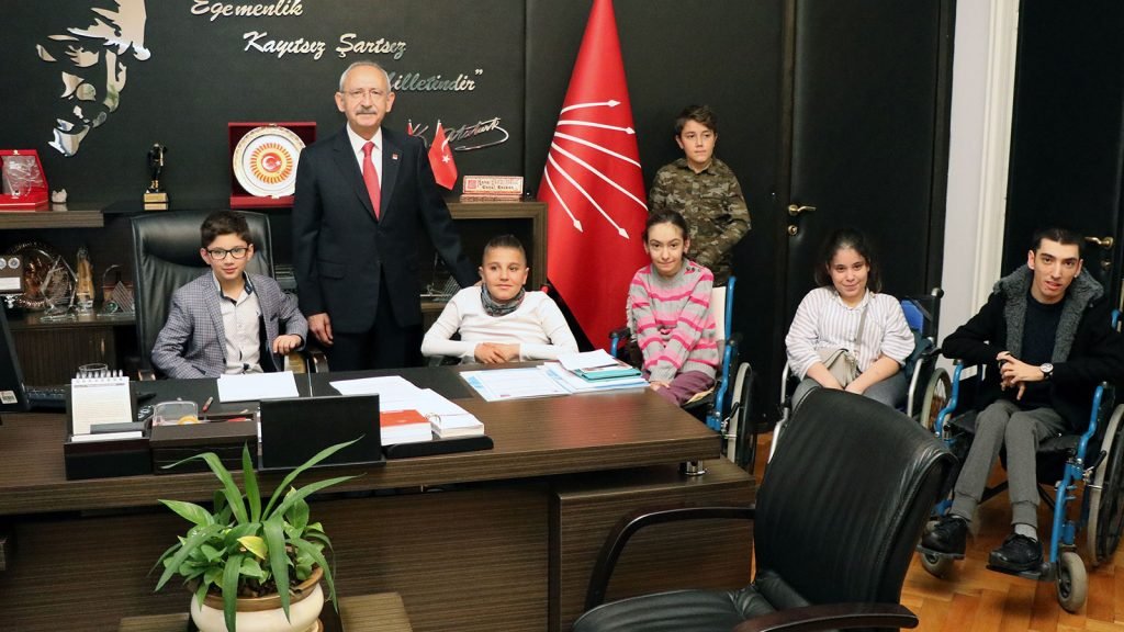 Kılıçdaroğlu'nun koltuğuna şehit çocuğu oturdu