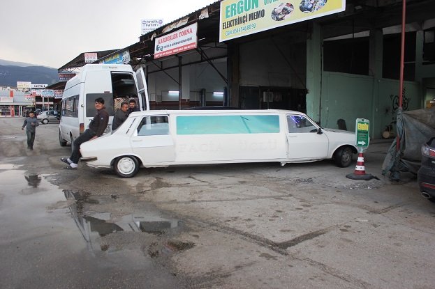 Kiralamaya parası yetmeyince kendi limuzinini yaptı