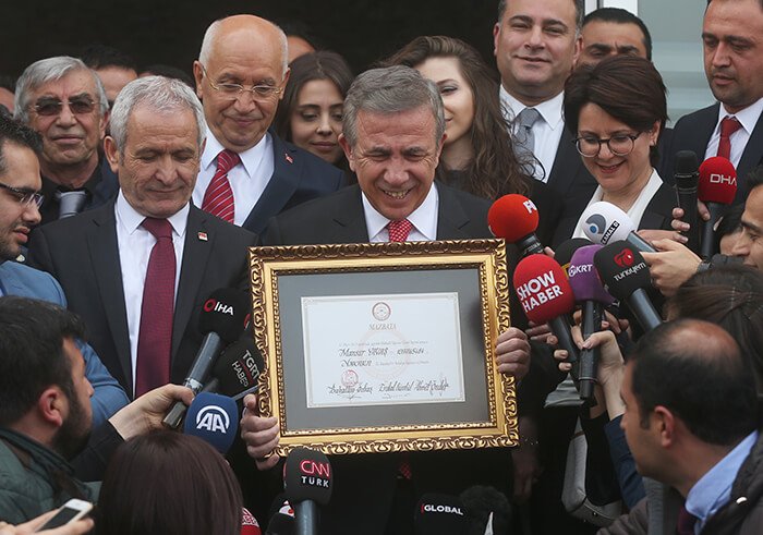 Mansur Yavaş mazbatasını aldı