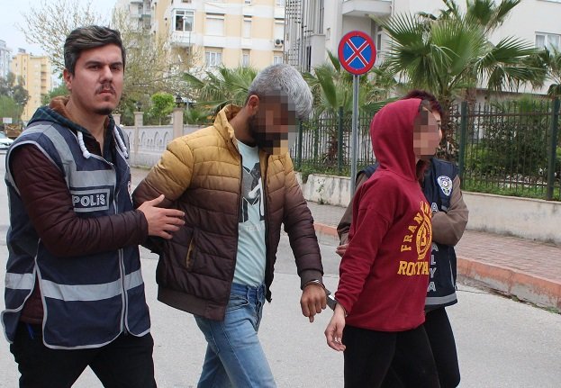 Otobüsteki yaşlı kadını takibe alıp gasp ettiler