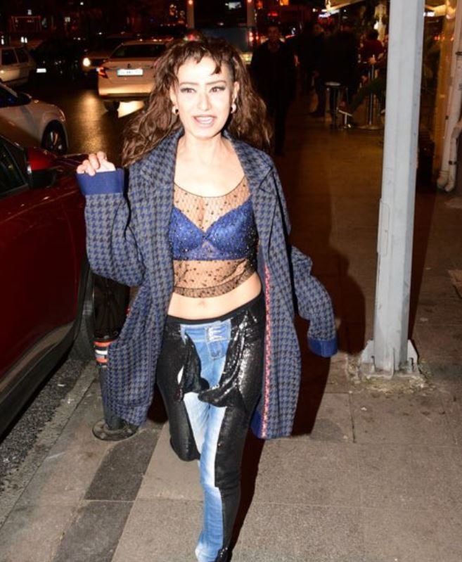 Yıldız Tilbe olay yaratacak hareketiyle muhabirleri şaşırttı. Kendisine nasıl olduğunu soran muhabirlere "bomba gibiyim" diyen Tilbe ceketinin önünü açtı.