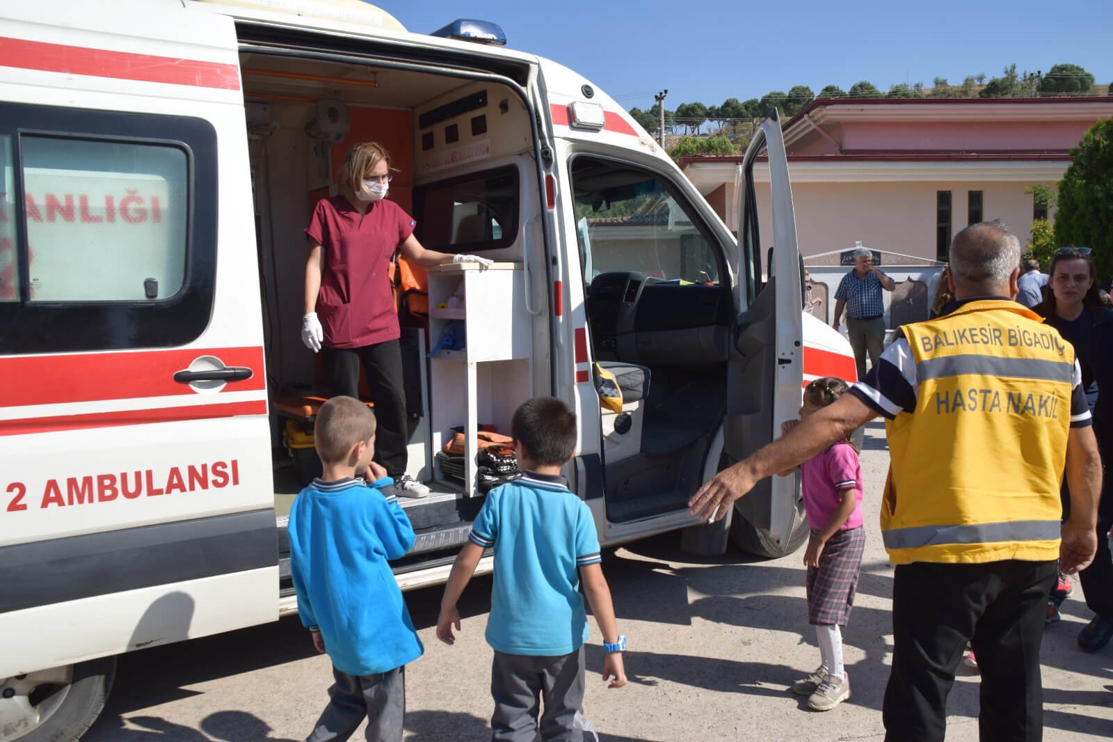 Balıkesir'in Sındırgı ilçesinde bir okuldaki 60 öğrenci, yüzlerinde kaşıntı ve yanma şikayetleri nedeniyle hastaneye götürüldü. ( Bülent Yalçın - Anadolu Ajansı )