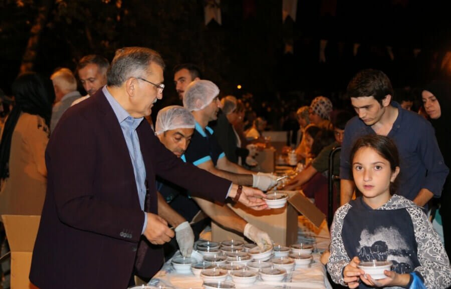 Beykoz Belediyesi 30 bin kişiye Aşure dağıttı