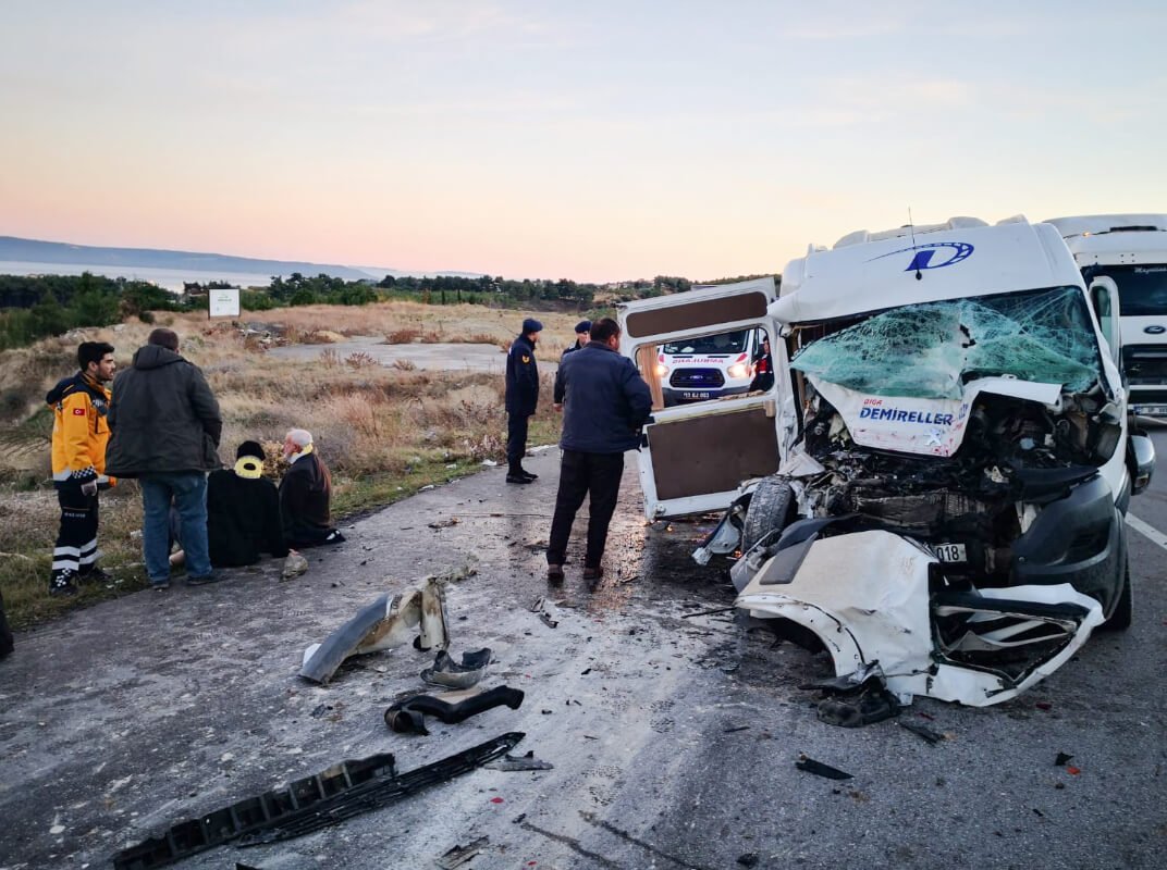 Servis minibüsü, vince çarptı: 15 yaralı