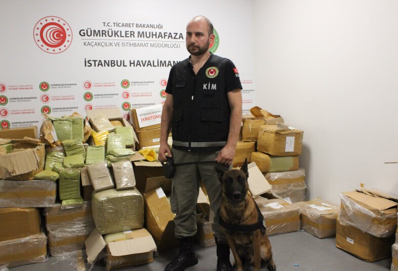 Havalimanında uyuşturucu madde kratom operasyonu