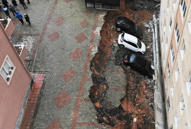 Kartal’da istinat duvarı çöktü, 3 araç zarar gördü