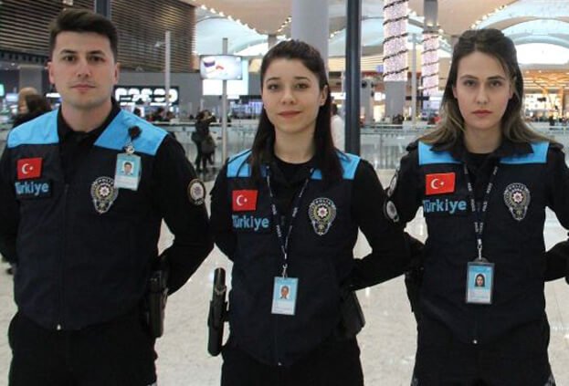 Pasaport polislerinin üniformalarında ‘Türkiye’ düzenlemesi