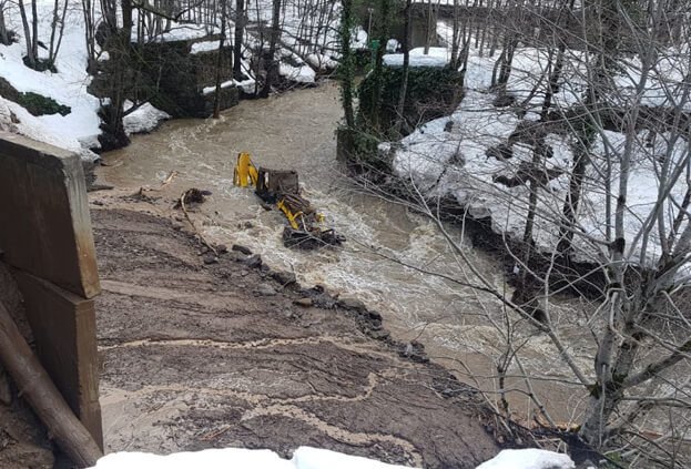 Düzce'de dereye devrilen iş makinesinin operatörüne ulaşılamıyor