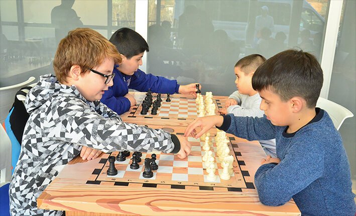 Kağıthane Belediyesi çocukları satrançla hayata hazırlıyor