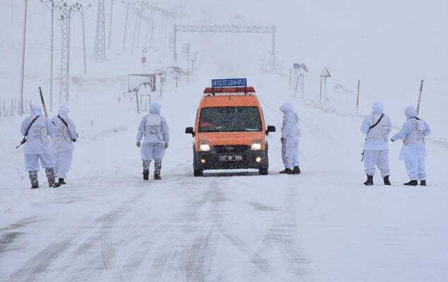 Van'da çığ düşen bölgede arama çalışmaları başlatıldı