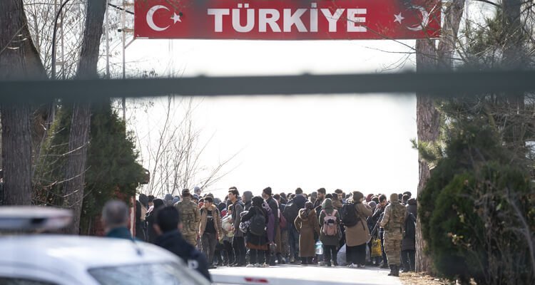 Yunan güçleri geçişe izin vermiyor!