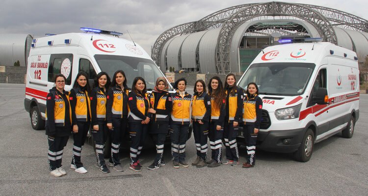 Ambulans çalışanı kadınlara ileri sürüş teknikleri eğitimi 