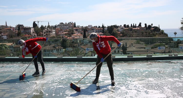 Antalya'da taraftar grubu anıt alanına dezenfeksiyon işlemi uyguladı