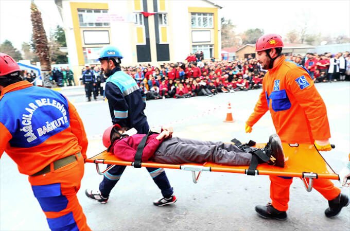 Bağcılar'da deprem tatbikatı gerçeği aratmadı!