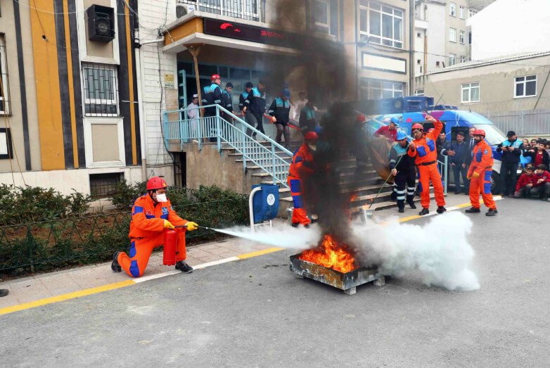 Bağcılar'da deprem tatbikatı gerçeği aratmadı!