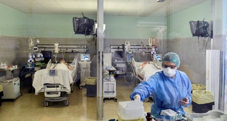 İngiliz Sky News televizyonu, Lombardiya bölgesine bağlı Bergamo kentindeki Papa Giovanni XXII Hastanesi’nden yayınlanan görüntülerde, corona virüsüyle enfekte olan hastaların güçlükle nefes almaya çalıştığı görülüyor.