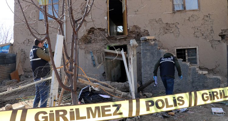 Elazığ'da kerpiç ev çöktü: 1 ölü