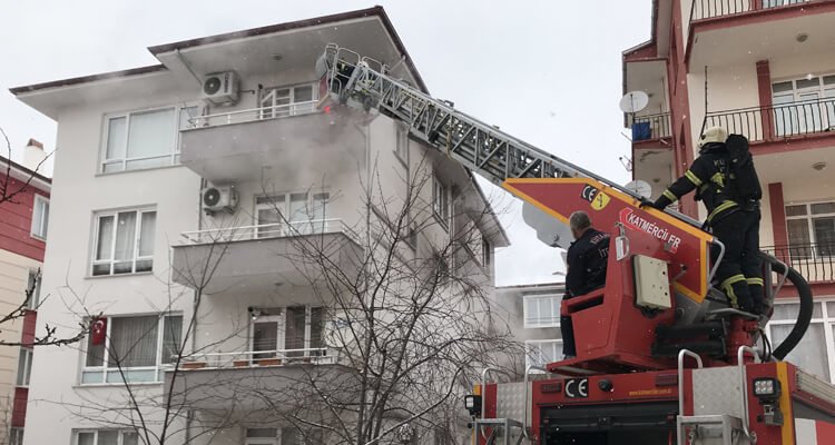 Kütahya'da yangın çıktı: 7 kişi mahsur kaldı