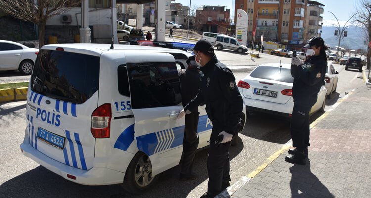Şırnak'ta yasağa uyan 70 yaşındaki adamı bankaya polisler götürdü