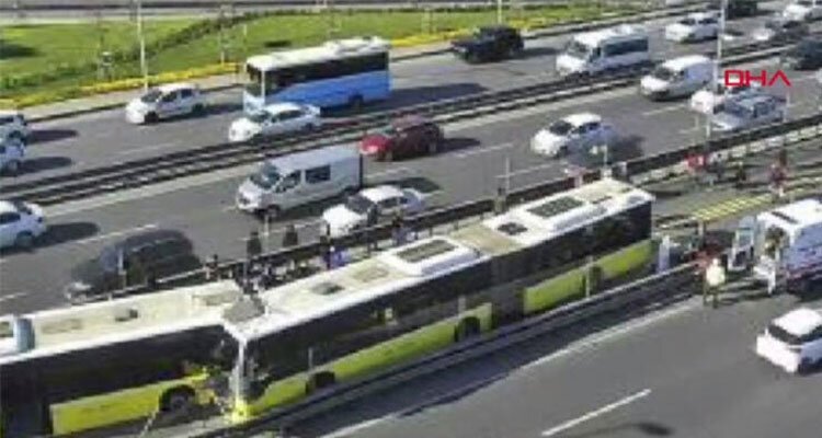 İstanbul'da iki metrobüs kafa kafaya çarpıştı!