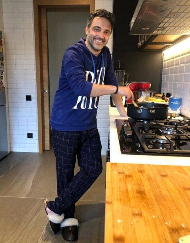 Arda Türkmen ile Melodi Elbirliler'i mutfak pozu ele verdi!