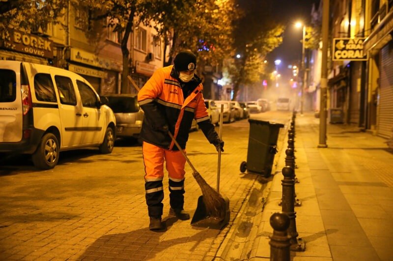 Bayrampaşa'da koronavirüs temizlik ekibi gece-gündüz sahada